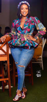 Casual-chic African print blouse with denim